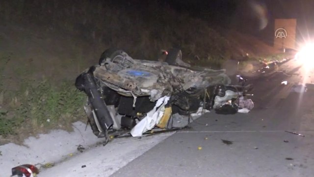 Tıra çarpan otomobildeki 3 kişi öldü