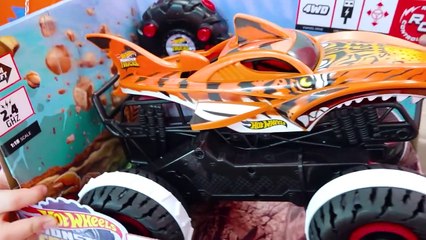 व्लाद और निकी ने नए हॉट व्हील्स मॉन्स्टर ट्रक आरसी खिलौनों के साथ मस्ती की