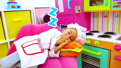 Vlad e Nikita giocano in un bar