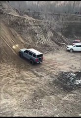 Il tente de grimper une énorme coline en 4x4