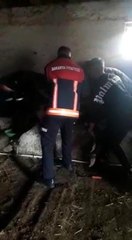 Yemliğe düşerek sıkışan ineği itfaiye kurtardı