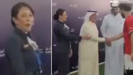 Erkeklerin elini sıkan Salah'tan kadın görevliye olay hareket! Yüzündeki ifade her şeyi anlatıyor