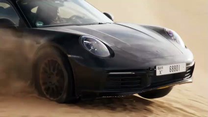 La Porsche 911 Dakar adopte une garde au sol rehaussée de 80 mm avec un système de levage