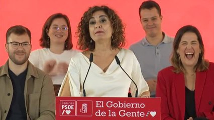 María Jesús Montero recibe una llamada de su madre en pleno mitin