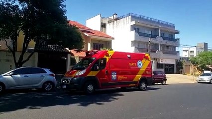 Homem cai de escada e sofre luxação no ombro no Coqueiral