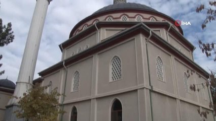 Başkent'te bulunan iki cami kimliği belirsiz bir kişi tarafından kundaklandı