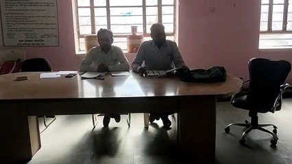 पंचायत उपचुनाव के दौरान मौके पर मौजूद पुलिस व अन्य कार्मिक।