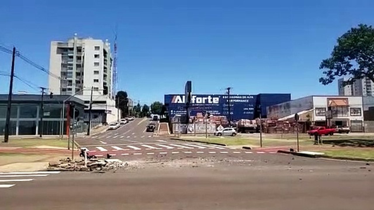 Semáforo foi derrubado após acidente de trânsito na Av. Tancredo Neves