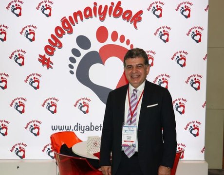 Diyabet Kongresine katılan doktorlardan kırmızı çorapla farkındalık hareketi