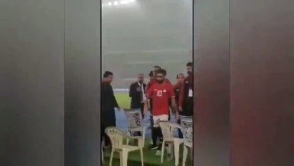 Salah kendisini tebrik eden kadının elini havada bıraktı!