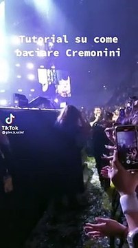 Cesare Cremonini bacia una fan durante il concerto. Il video è virale