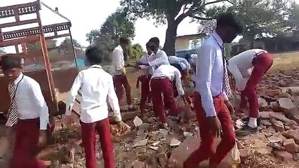 'लेबर काम नहीं किया तो कर दूंगा फेल' प्राचार्य की धमकी से डरकर स्कूल में बच्चे कर रहे मजदूरी, देखिए वीडियो