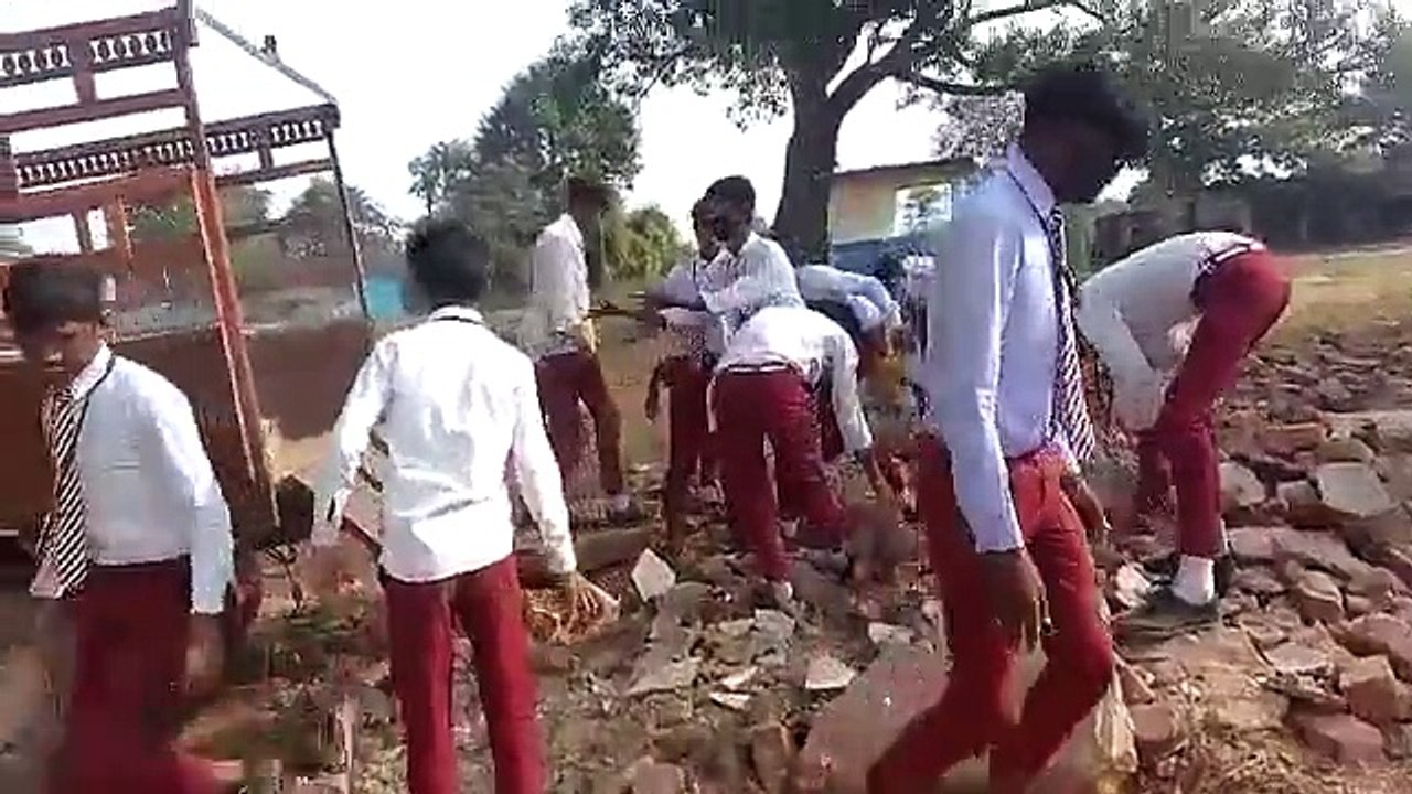 'लेबर काम नहीं किया तो कर दूंगा फेल' प्राचार्य...