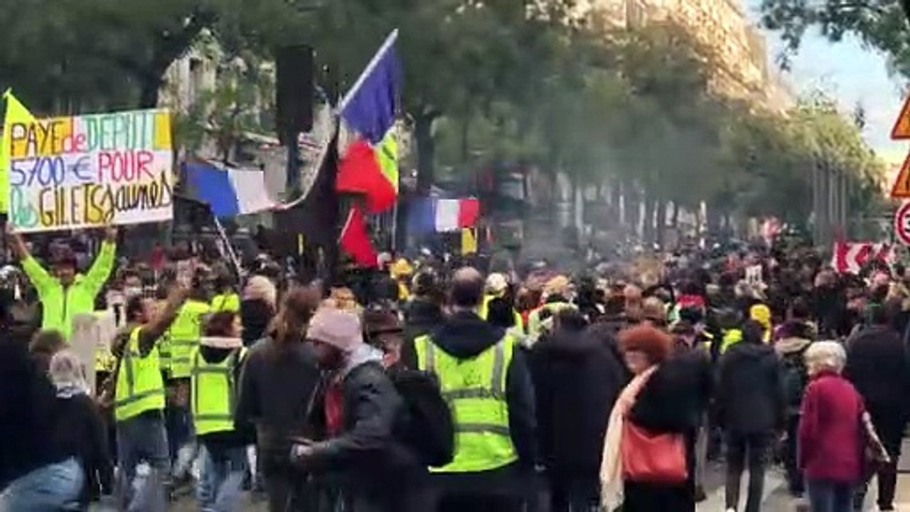 Paris’te sarı yelekliler 4. yılında da sokağa indi