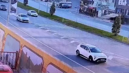 Direğe çarparak durabilen tırın kaza anı güvenlik kamerasında