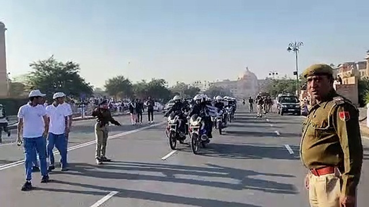 थामी हाथों में तख्तियां---बच्चों ने दिया, बाल मित्र राजस्थान का संदेश
