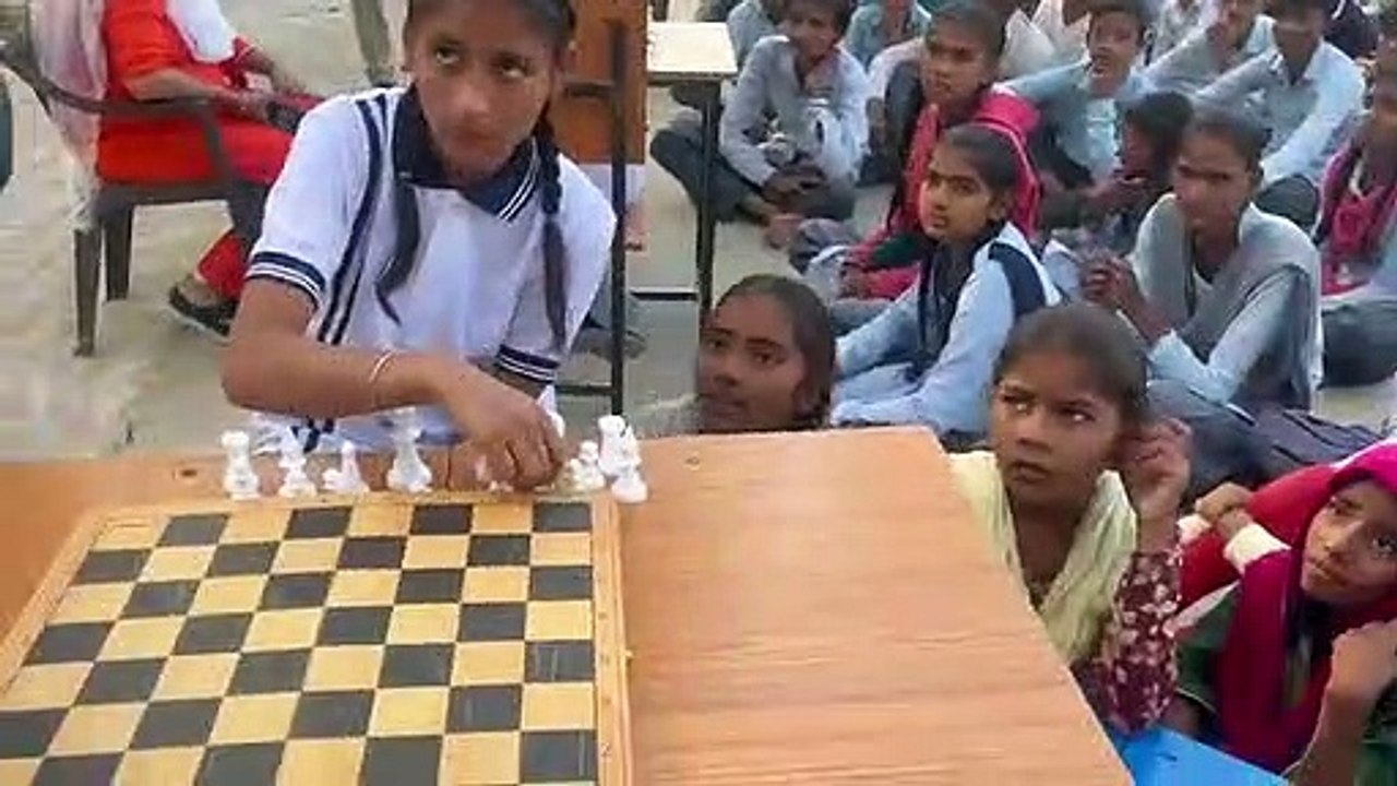 बच्चों ने शतरंज की बिसात पर चली हाथी-घोड़े की चाल