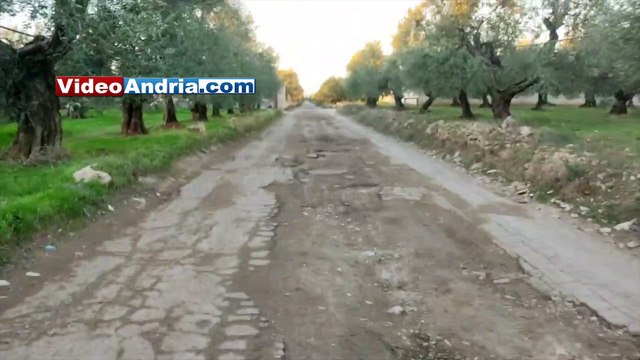 Andria: buche enormi in via Vecchia Barletta, gli agricoltori: situazione peggiora, qui si rischiano incidenti - video