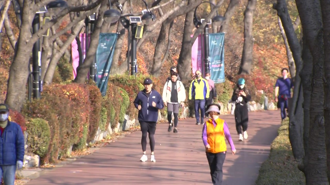 [날씨] 휴일 맑고 예년보다 온화...도심 호수의 막바지 단풍 / YTN