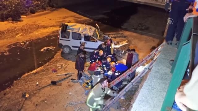 Dereye devrilen hafif ticari araçtaki 2 kişi yaralandı