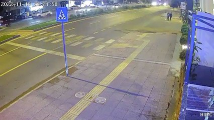 Motosikletli iki kişi, yolda yürüyen öğrencilerin yüzüne cisim attı
