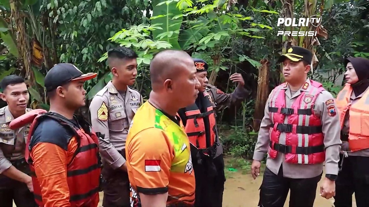 Kapolres Sukoharjo Turun Langsung Bantu Evakuasi Warga yang Terdampak Banjir