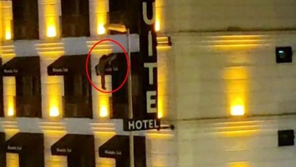 Otelin camından sarkan kadın kopan tenteyle birlikte 3. kattan yere düştü