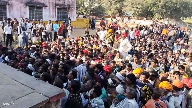 Video : खाद लेने के लिए अन्नदाताओं की उमड़ी भीड़, कतारों में हो रही धक्का-मुक्की