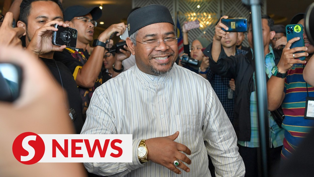 Umno leaders arrive for bureau meeting