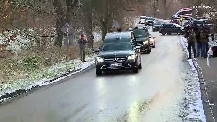 سكان قرية بولندية يشيعون أحد قتيلي انفجار قرب حدود أوكرانيا