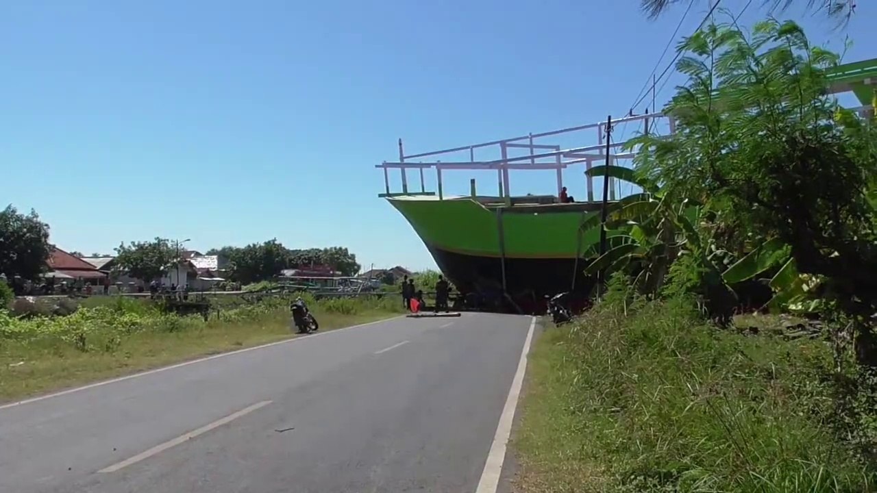 The most extreme is the process of lowering a large fishing boat into the river | Paling ekstrim Proses Menurunkan Kapal Nelayan Besar Ke Sungai
