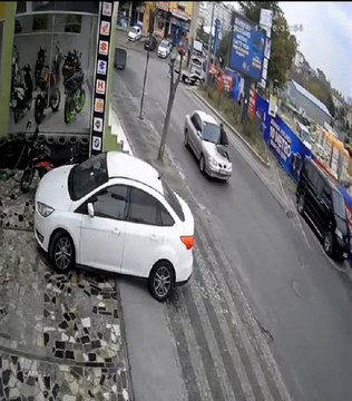 ÜMRANİYE'DE KAÇAN SÜRÜCÜYÜ KAPUTA ÇIKARAK DURDURMAYA ÇALIŞTIÜMRANİYE'DE KAÇAN SÜRÜCÜYÜ KAPUTA ÇIKARAK DURDURMAYA ÇALIŞTI