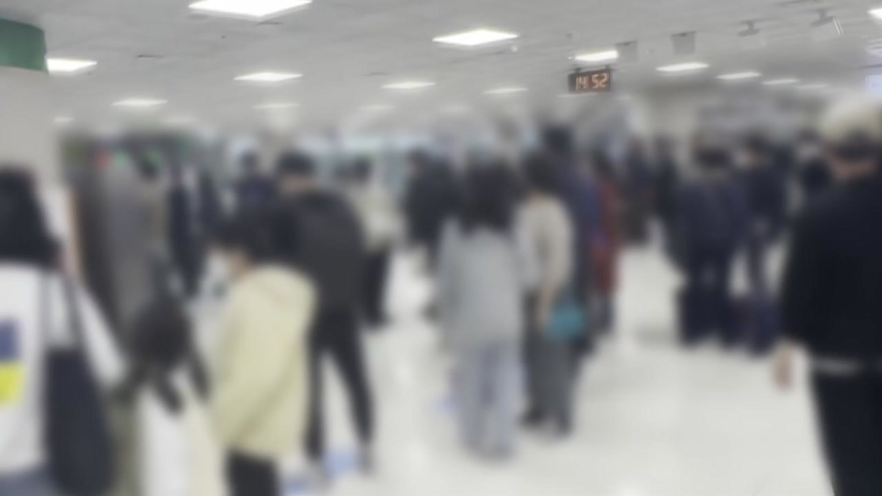 제주발 청주행 에어로케이 비행기 5시간 넘게 지연...승객 100여 명 불편 / YTN