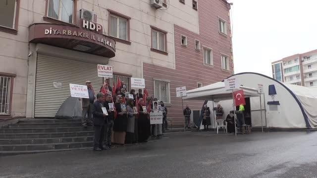 DİYARBAKIR - Dağa kaçırılan evlatları için Dünya Çocuk Hakları Günü'nde de nöbetteler