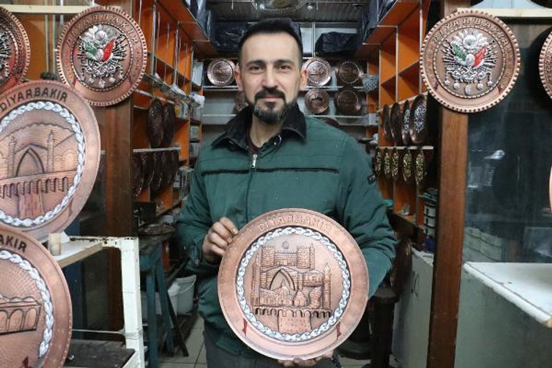 25 YILLIK BAKIR USTASI, DİYARBAKIR'IN 9 SEMBOLÜNÜ TEK LEVHAYA İŞLEDİ