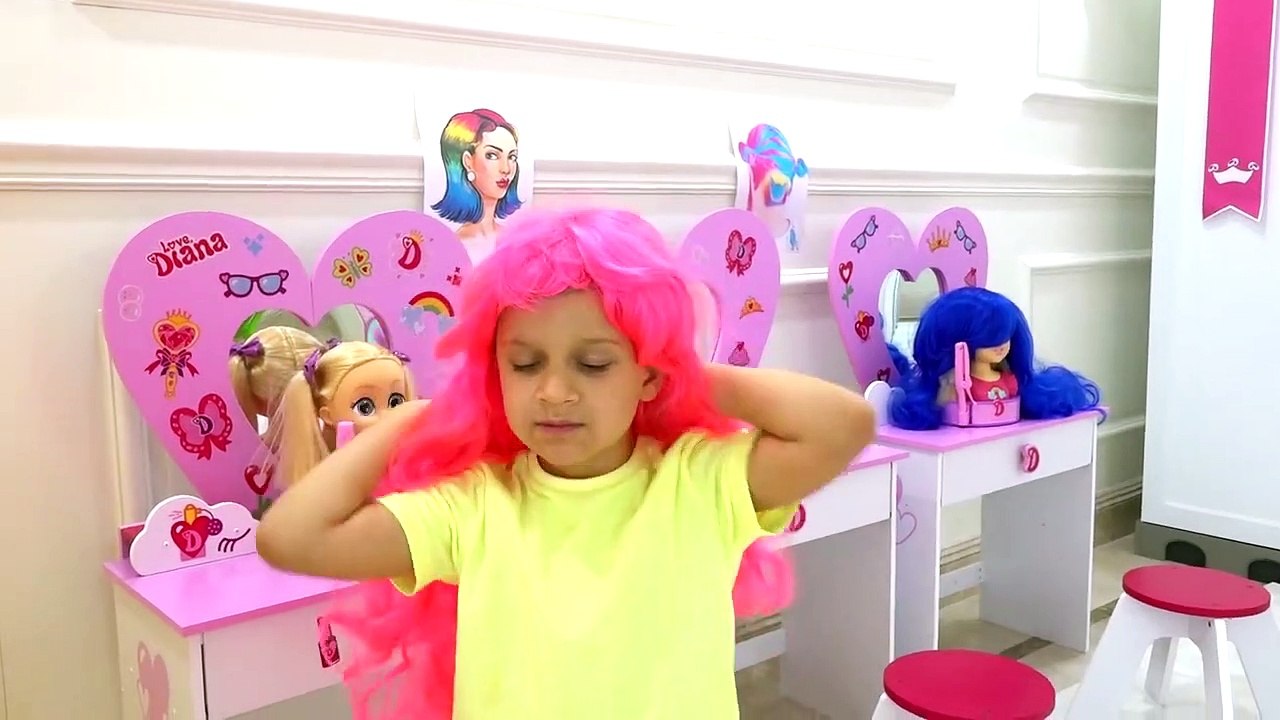Diana pretends to have her own beauty salon with New kids makeup kits!