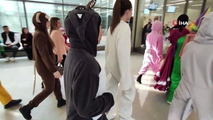 Masal kahramanı kılığına giren öğrenciler, hasta çocuklara moral verdi