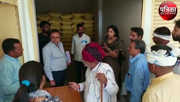 कलक्टर ने देखी खाद वितरण की व्यवस्थाएं