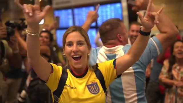 Cientos de aficionados continúan llegando a Catar desde todas las partes del mundo