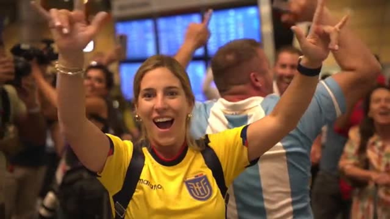 Cientos de aficionados continúan llegando a Catar desde todas las partes del mundo