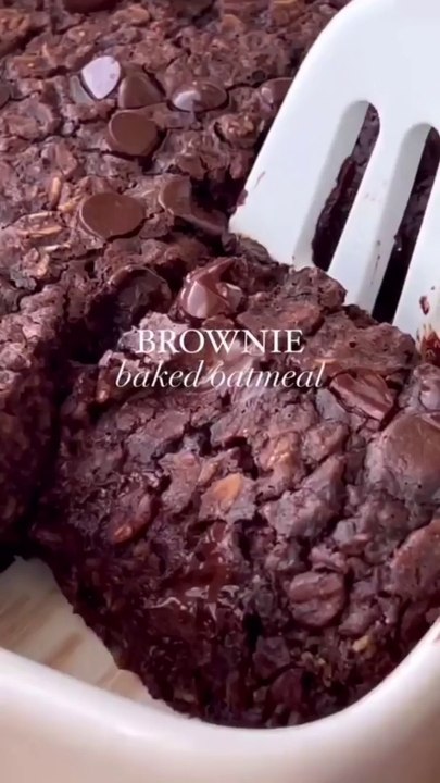bookmark this vegan BROWNIE BAKED OATMEAL --✨follow _vegan_recipes_just  for more vegan recipes___Recipes by _healthygirlkitchen__Ingredients__2 cups coconut or almond milk (not canned)_1_2 cup maple syrup_1_3 cup peanut butter_1 tsp (vid