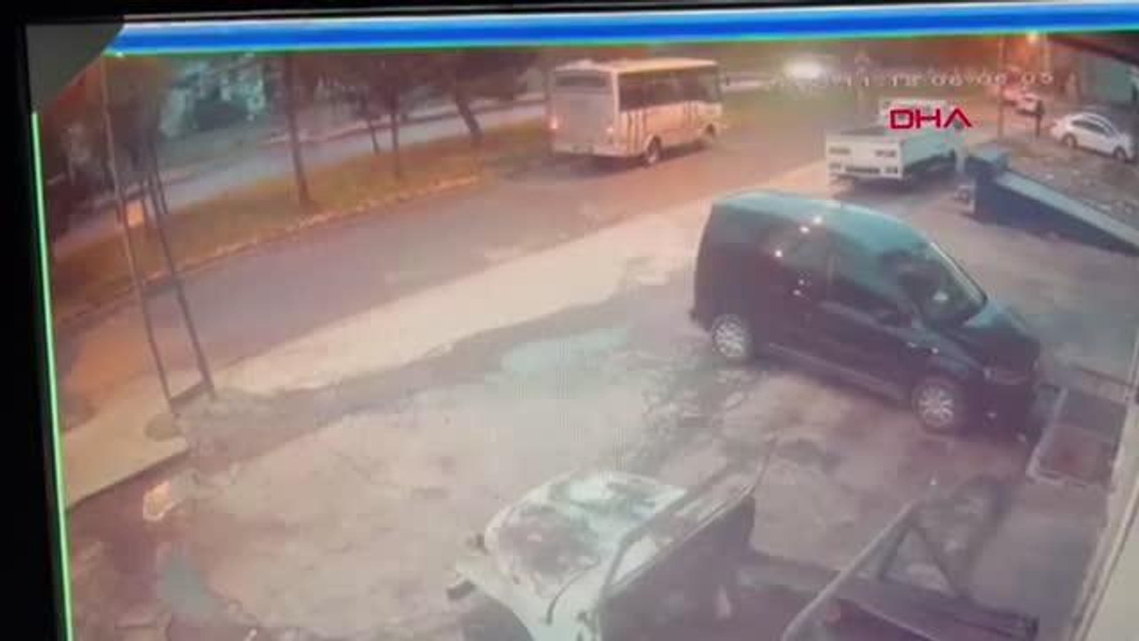 İSTANBUL-TRAFİKTE ŞOFÖRÜYLE TARTIŞTIKLARI TAKSİYİ SIKIŞTIRIP KAZAYA NEDEN OLDULAR