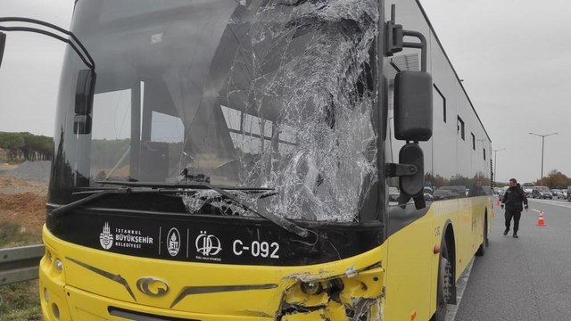 İETT otobüsü ile servis çarpıştı, yaralılar var
