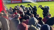 Almanya'da açılan paçavraya polis müdahale etti! Olaylı maç tatil edildi