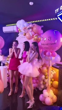 Á hậu Phương Anh tinh tế nhường spotlight cho Hoa hậu Đỗ Thị Hà tại tiệc chúc mừng 2 năm đăng quang