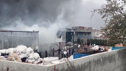 Bursa'da geri dönüşüm deposunda çıkan yangın kontrol altına alındı