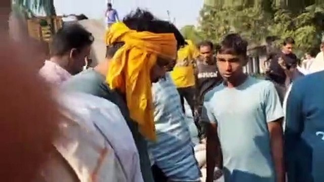 टायर फटने से नमक से भरा ट्रक पलटा