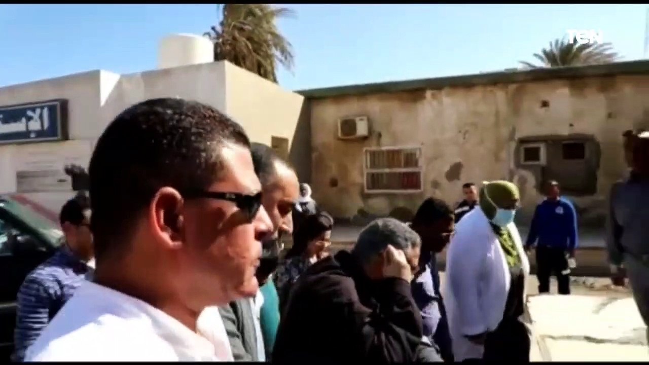 محافظ البحر الأحمر يزور مصابي حادث الزعفرانة ويوجه بتقديم كافة أوجه الرعاية الصحية لهم