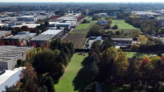 Precipita ultraleggero, il pilota 80enne rifiuta il ricovero: le immagini dall'alto