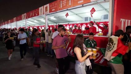 Mondial: ruée sur la première gorgée de bière dans la fan zone officielle